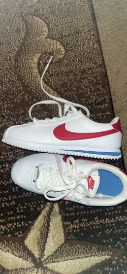 Nike kids size 1.5     tv stand