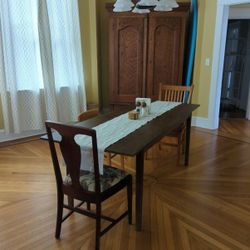 Brand New Expandable Dining Table (4-6)