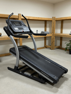 NordicTrack Commercial X11i Incline Treadmill – Like New, 40% Incline - Pearland, TX