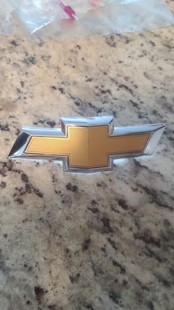 2016-2017 CHEVROLET EQUINOX Front Bumper Grille Bowtie Emblem OEM