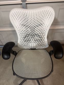 HM MIRRA CHAIR