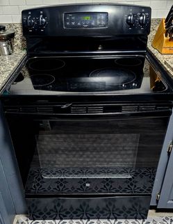 GE, excellent condition, 4 elements, 30" works perfectly 220v, you can see it connected working, delivery available