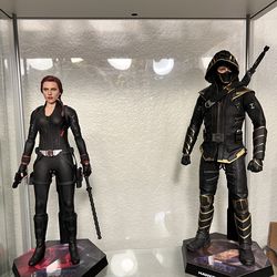 Hot toys endgame black widow and Hawkeye deluxe