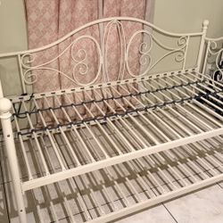 Twin Daybed w/ Trundle