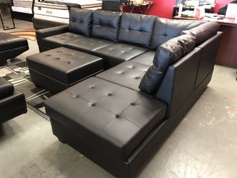 BRAND NEW SECTIONAL SOFA WITH OTTOMAN