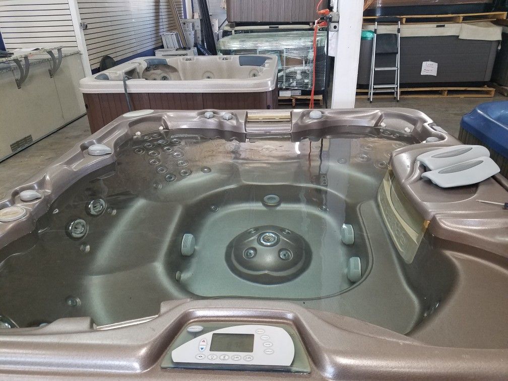 Pre-owned Sundance Majesta Hot Tub