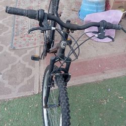 Mountain Bike 26inch 18speed ROADMASTER NEW  TIRES EVERYTHING IS PERFECT 