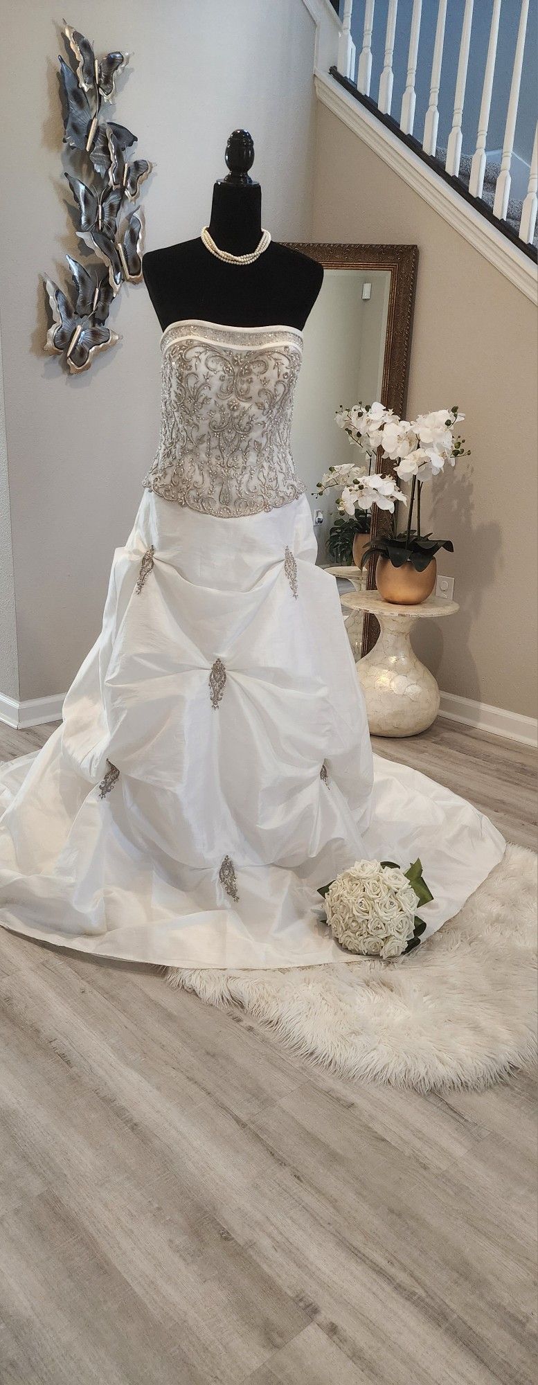 PC Mary's Embroidered beaded
strapless ball gown wedding dress w/ detachable train-size 12