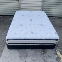 Like New! Queen Pillowtop Bed (Delivery Available!)