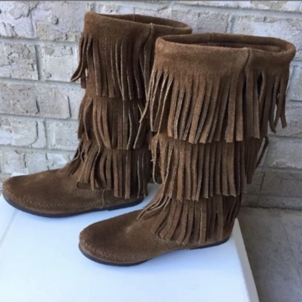 New Minnetonka Suede Moccasins Fringe Boots Size 5