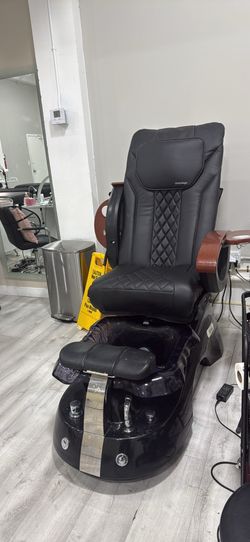 Pedicure chair with massage