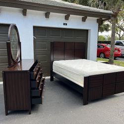 BEAUTIFUL SET QUEEN W BOX + MATTRESS / DRESSER W MIRROR & NIGHTSTAND - BY VIETINAM FURNITURE - SOLID WOOD - EXCELLENT CONDITION - Delivery Available