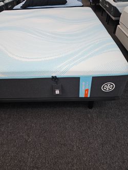 Tempurpedic LuxeBreeze Firm - Queen