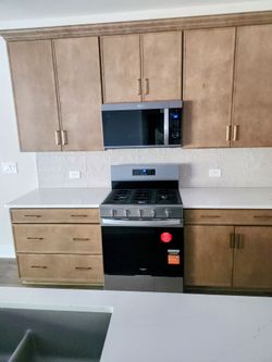 Whirlpool 30" Stainless Steel Gas Range – Like New – 5 Burners & Air Fry