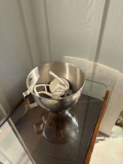 Kitchen aid mixing bowl and attachments 4.5 Qt