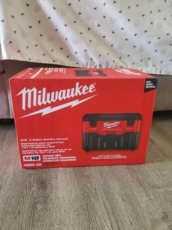 Milwaukee
M18 18-Volt 2 Gal. Lithium-Ion Cordless Wet/Dry Vacuum (Vacuum-Only)