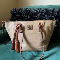 Dooney & Bourke Maxine Tote In Taupe 