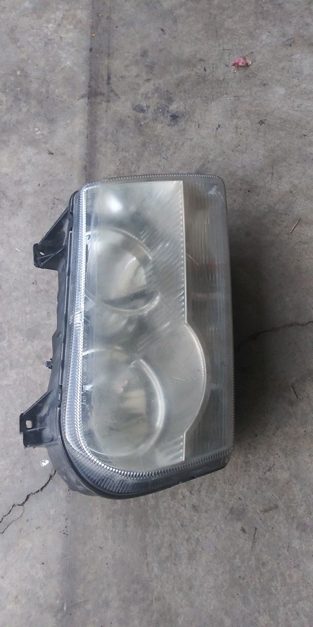 Chrysler 300 Passenger/Right side Headlight Assembly.