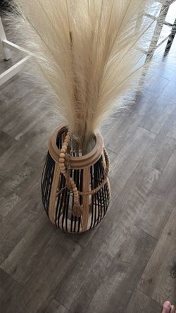Pampas grass decor.  (MUST PICK UP)