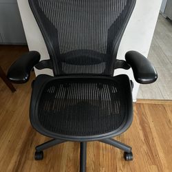 Herman Miller Aeron B Size Excellent Condition 