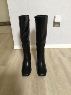 New Black Women’s boots. Size 8. East side