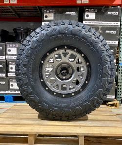 17" PRO COMP PA40 VERTIGO Wheels & 37x12.50r17 Tires - Fits Most 5, 6 & 8 Lug Trucks