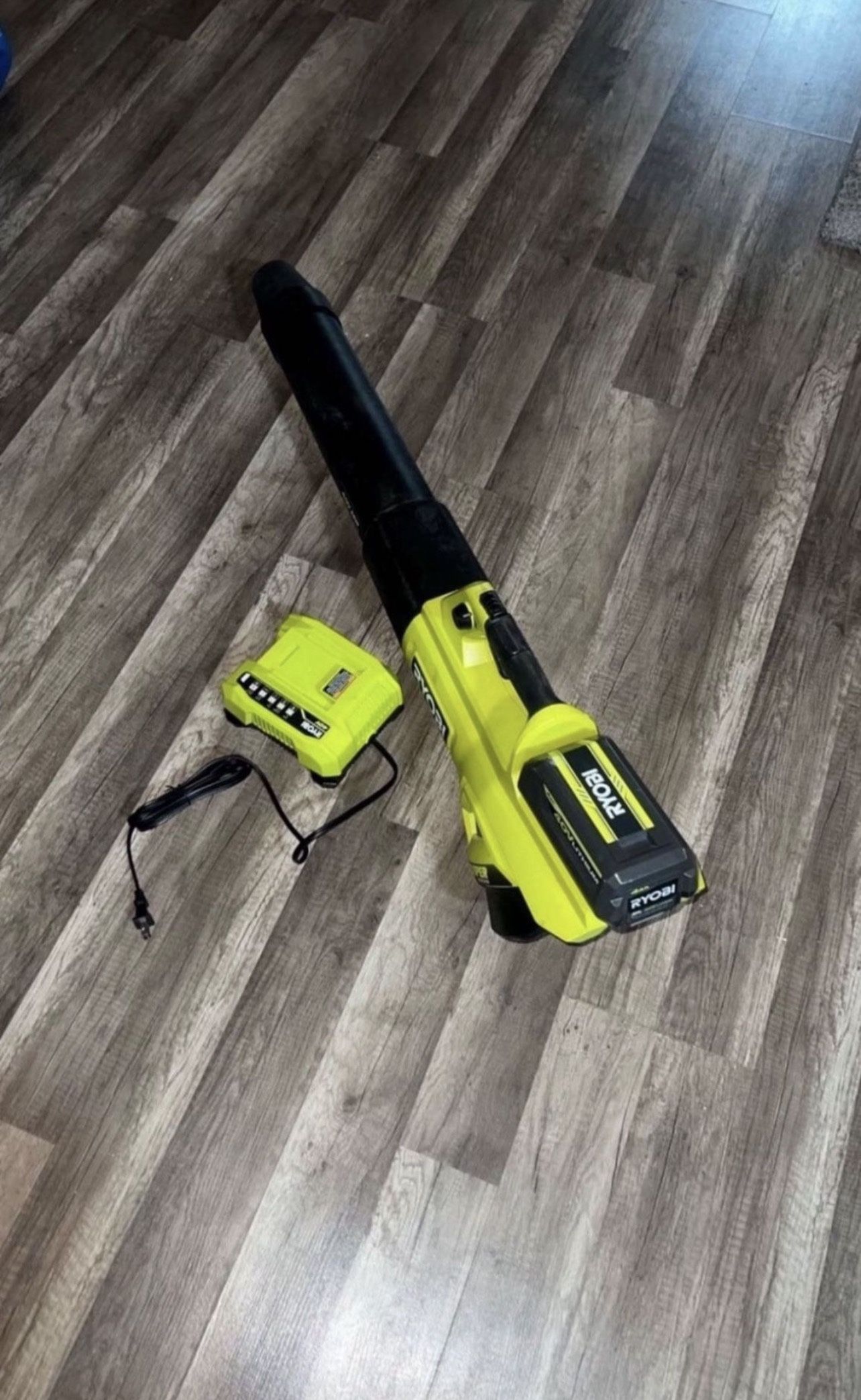 RYOBI 40V HP BRUSHLESS WHISPER SERIES BLOWER WITH BATTERY AND CHARGER