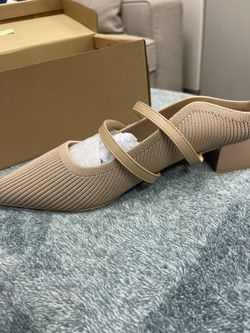 NEWBELLA Women’s Pointed Toe Shoes – Size 8.5 – BRAND NEW IN BOX Price: $40 obo