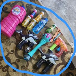 Two automatic Seaworld Shamu whale-shaped bubble guns, one wand-style & Prextex Wind Up Bubble Gun. Whole Lot