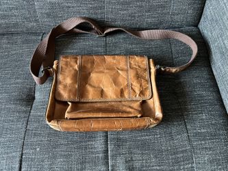 Beautiful leather Fossil messenger bag!