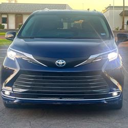 2022 Toyota Sienna Limited Minivan 4D