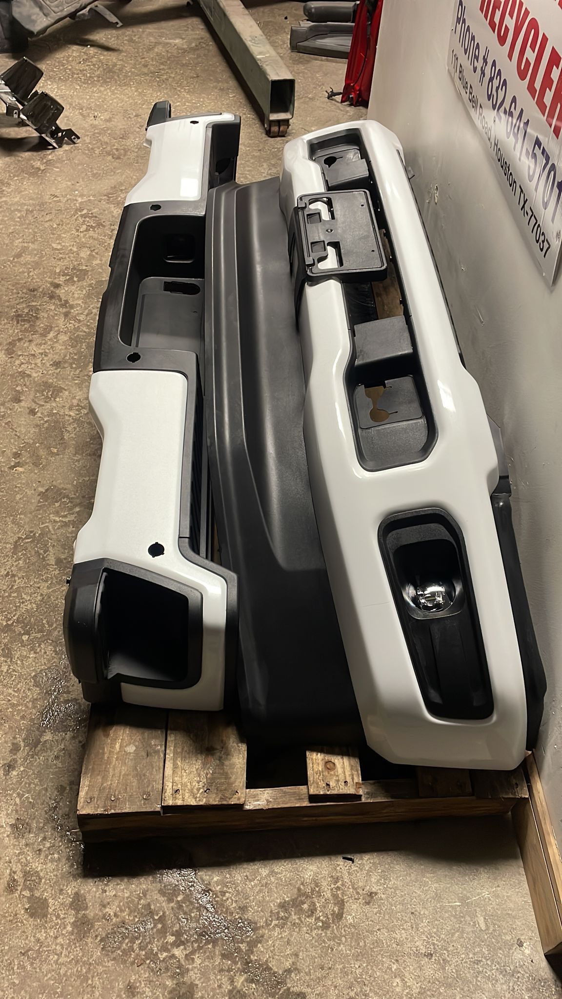 Front and rear bumpers 2023-2024 ford f250 super duty. Platinum white color. Complete take off price 1200 se habla español. 