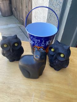 Black light up owls set