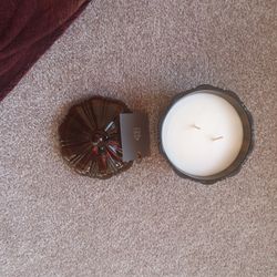 Scented candle,  cozy cardamom with magnolia