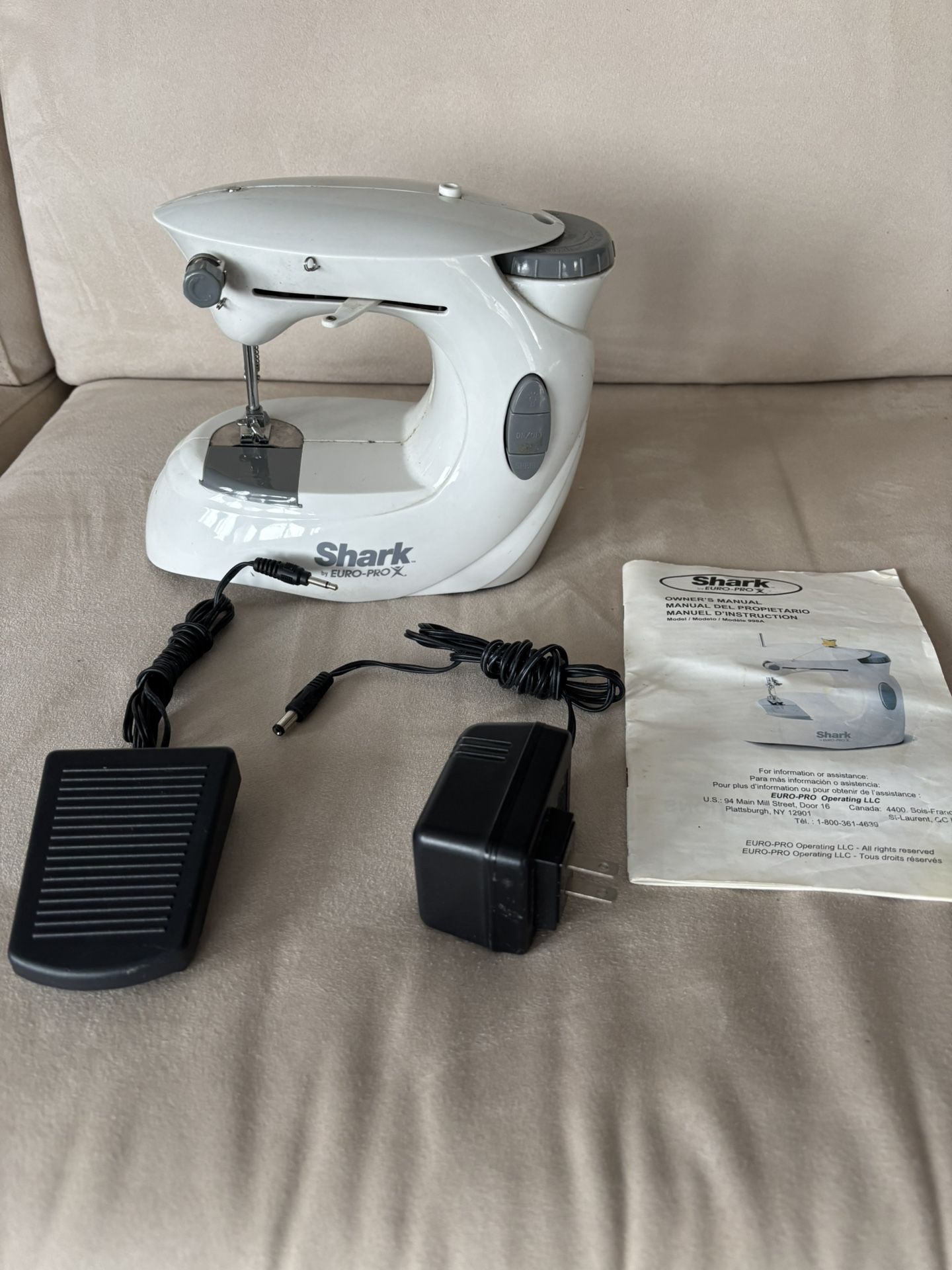 Máquina De Coser Pequeñita Shark En Buenas Condiciones