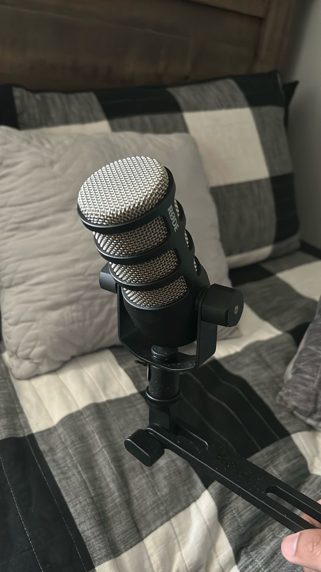 RODE PodMic + DS2 Desktop Studio Stand