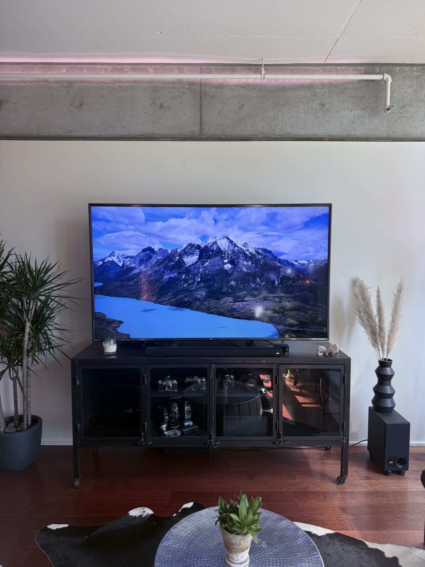 LG 75” 4K UHD Smart TV (Model: 75UK6570PUB) – Excellent Condition
