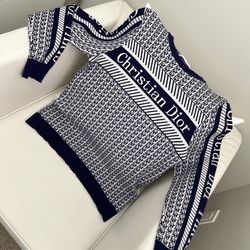 Men’s slim fit sweater Size M