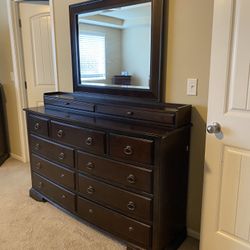 Dresser With Mirror