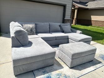 Sala seccional gris con ottoman – Como nueva, moderna y súper cómoda