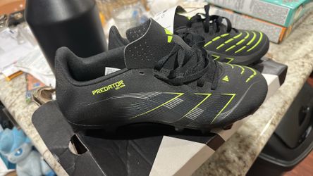 Adidas Predator size 6 1/2 (Men) 7 1/2 (Women) cleat