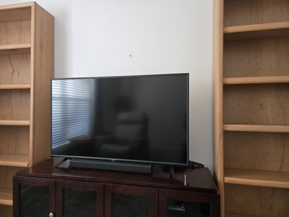 Vizio 50 in 1 year old with sound bar