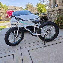 White FAT tire bike 26in.