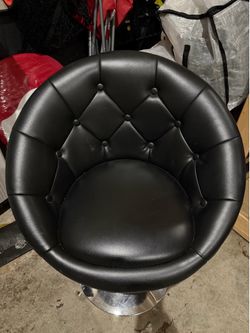 Black swivel chair