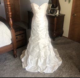 Paloma Blanca sweetheart strapless wedding dress