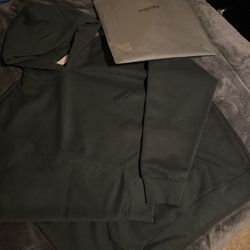 Black essential hoodie 