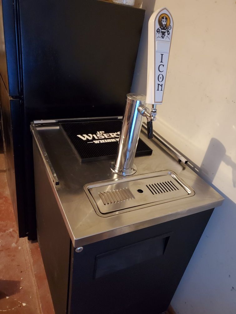 True Brand Kegerator, Tap Handle, and 2 Tanks for Sale in League City