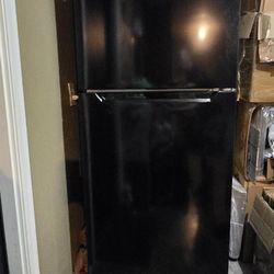 Frigidaire Refrigerator 9 Months Old. Purchased Dec 24' With Warranty Home depot