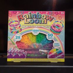 Girl Rainbow Loom 