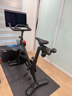 Peloton Bike Plus 2020 Excellent Condition Culver City
